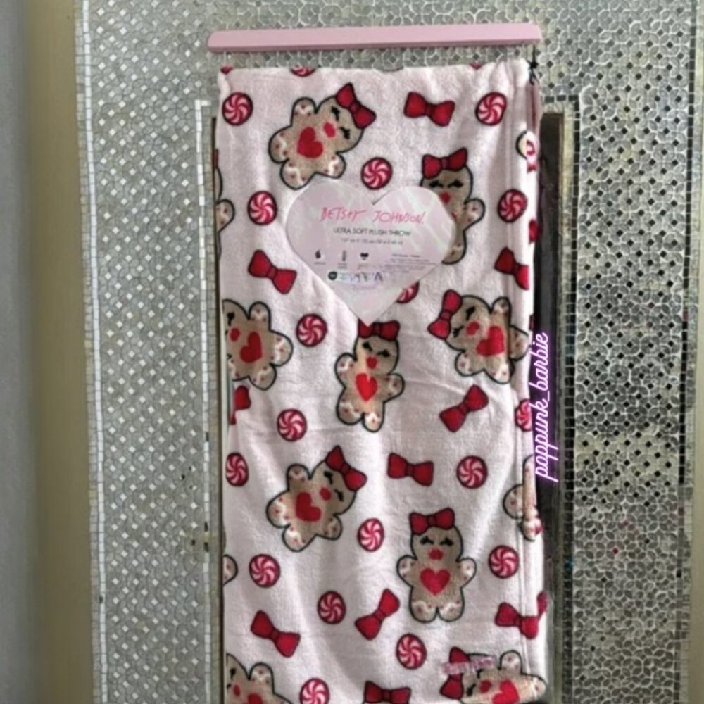 Betsey Johnson Pink Gingerbread Throw Blanket 50x60 NWT Christmas‎